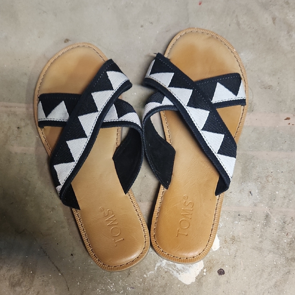 TOMS Women's Black and White Geometric Sandals